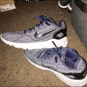 worn once nike gym shoes